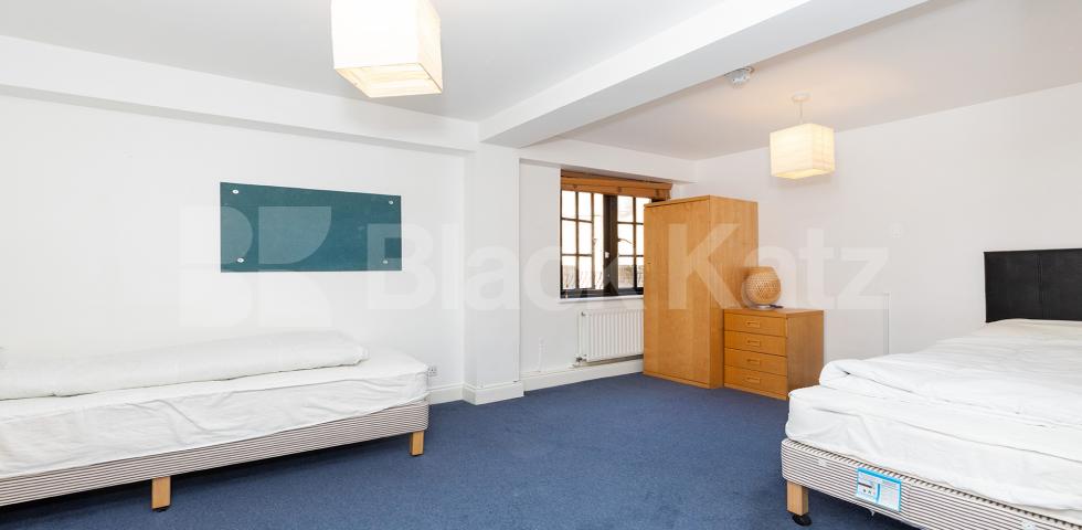 			NEW INSTRUCTION!, 2 Bedroom, 1 bath, 1 reception Flat			 Bakers Row, CLERKENWELL / FARRINGDON